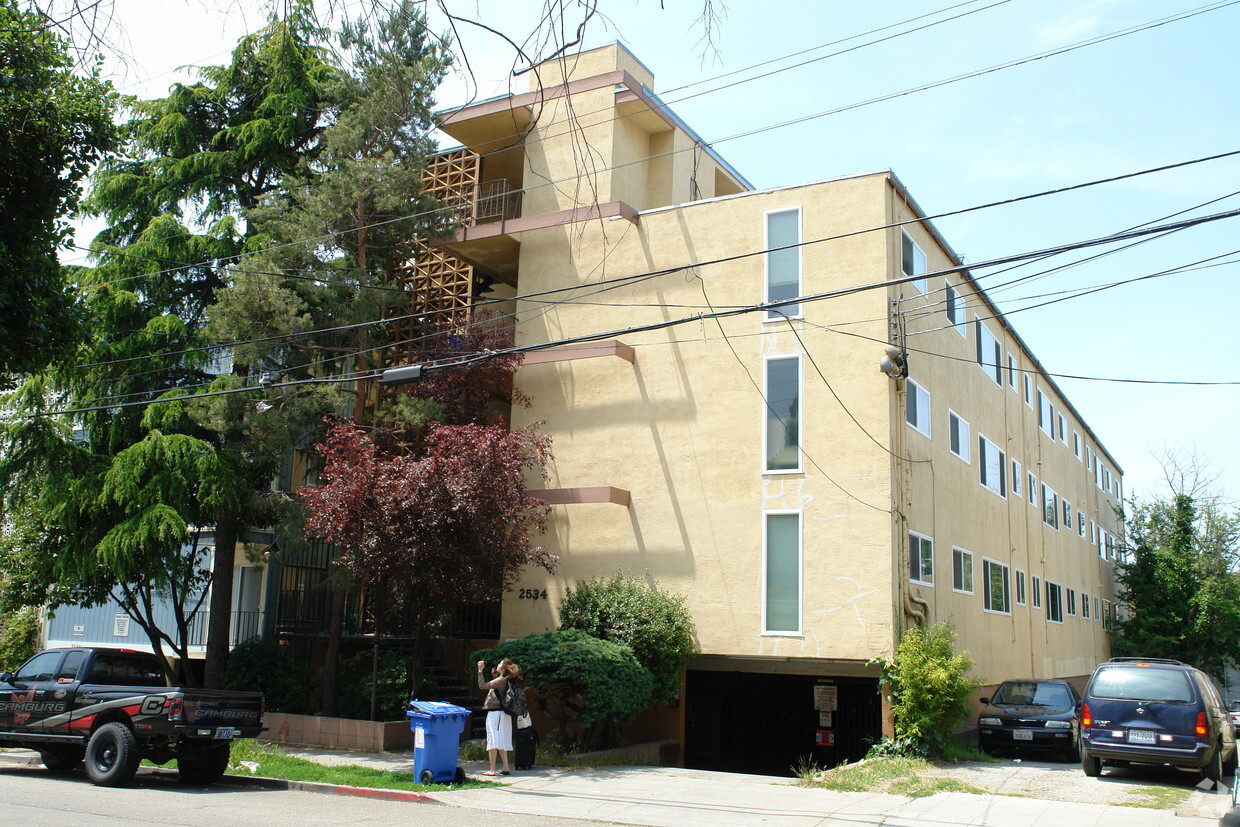 Primary Photo - 2534 Benvenue Ave