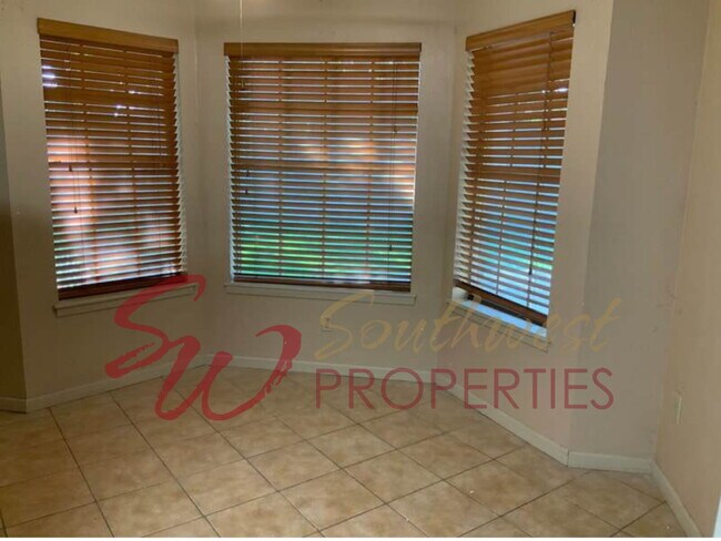 Foto del edificio - Spacious 3 bedroom 2 bath with lots of parking!