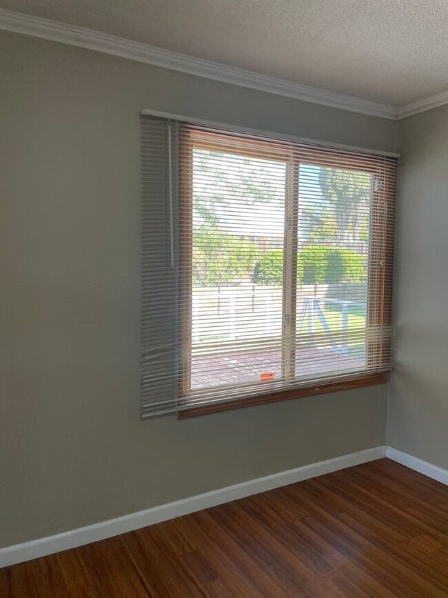Building Photo - Beautiful 4 bedroom 2 bath Home with Ranch...