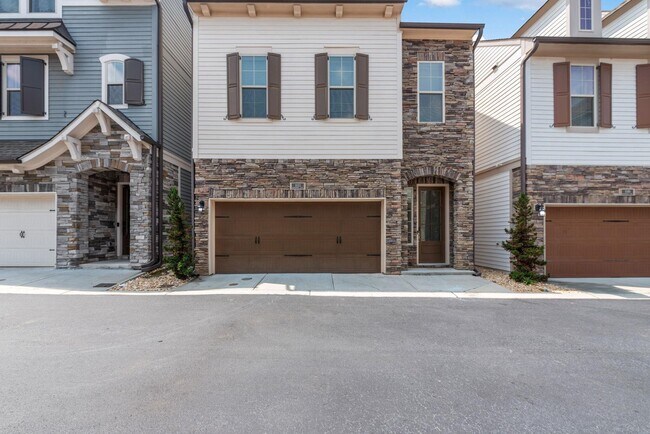Building Photo - 1053 Moorewood Ln S E