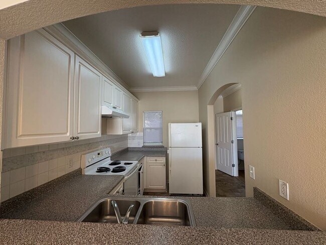 Foto del edificio - Ground Level, Two Bedroom Condo in Davis Oaks