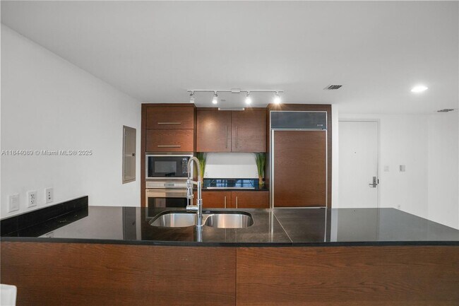Building Photo - 475 Brickell Ave