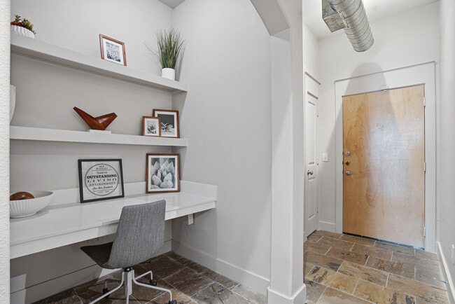 2BD, 2BA - 1252SF - Entryway - Shoreline on Lake Carolyn