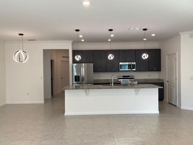 Foto del edificio - Like New 3 bedroom + den with French doors, screened in porch and Fenced yard and much more...