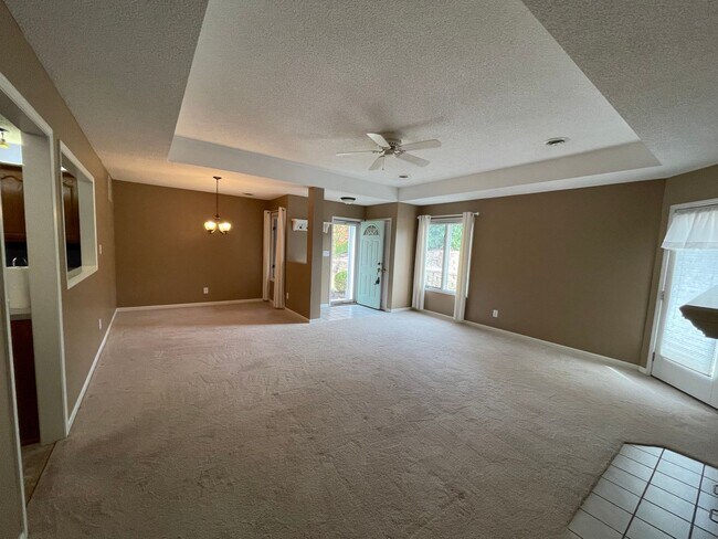 Foto del edificio - CUTE TOWN HOME ON WEST SIDE! FENCED IN YARD!