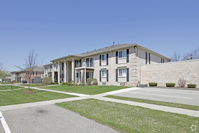 Whitney Court Apartments West Bloomfield Mi Home Michigan West Bloomfield Whitney Court Primary Photo
