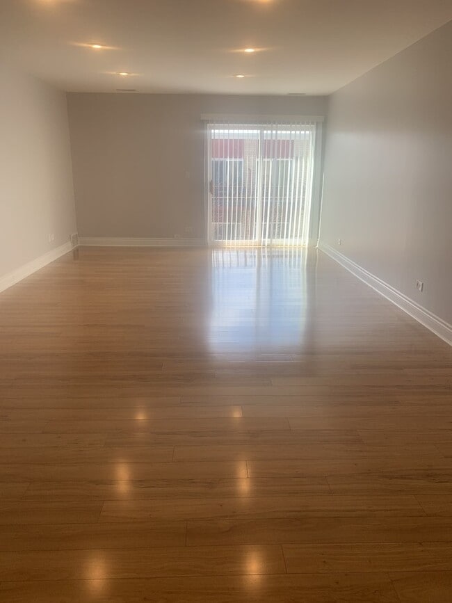 Building Photo - 1029 Des Plaines Ave