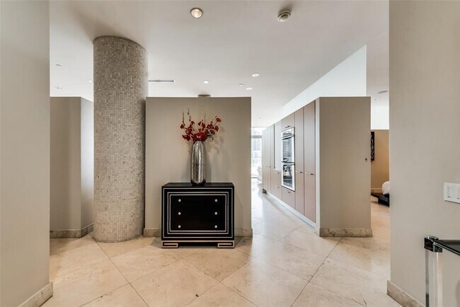 Foto del edificio - 2340 Victory Park Ln