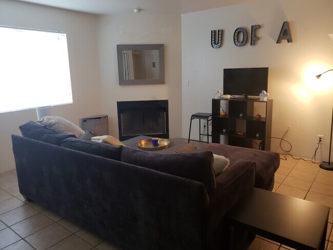 Building Photo - 1728 N Santa Rita Ave