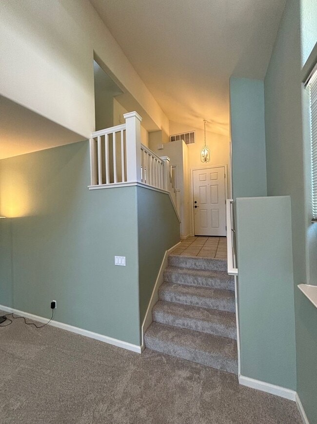 Building Photo - 4 bedroom 2.5 Bathroom Skyhawk Single Fami...