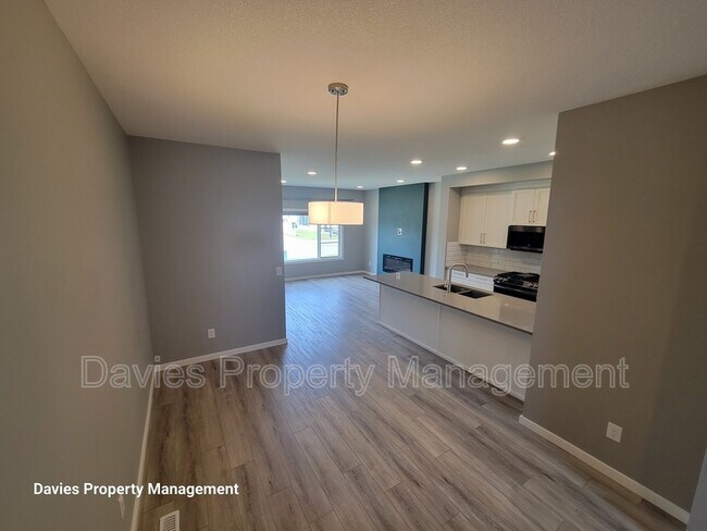 Photo du bâtiment - 403-437 37 Ave NW