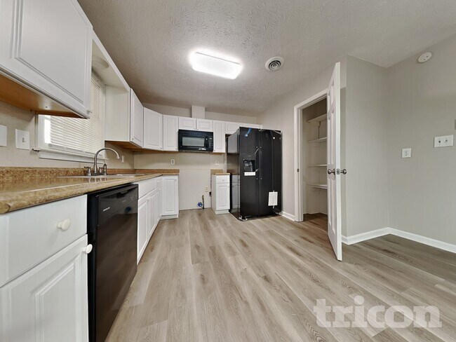 Building Photo - 3735 Linwood Way