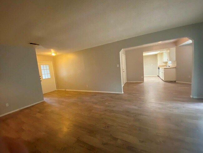 Building Photo - 6215 Woodhue Dr