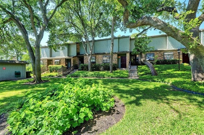Building Photo - 7122 Wood Hollow Dr
