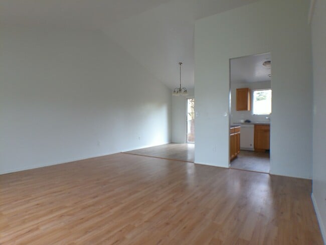 Building Photo - 1115 Swallow Dr NE