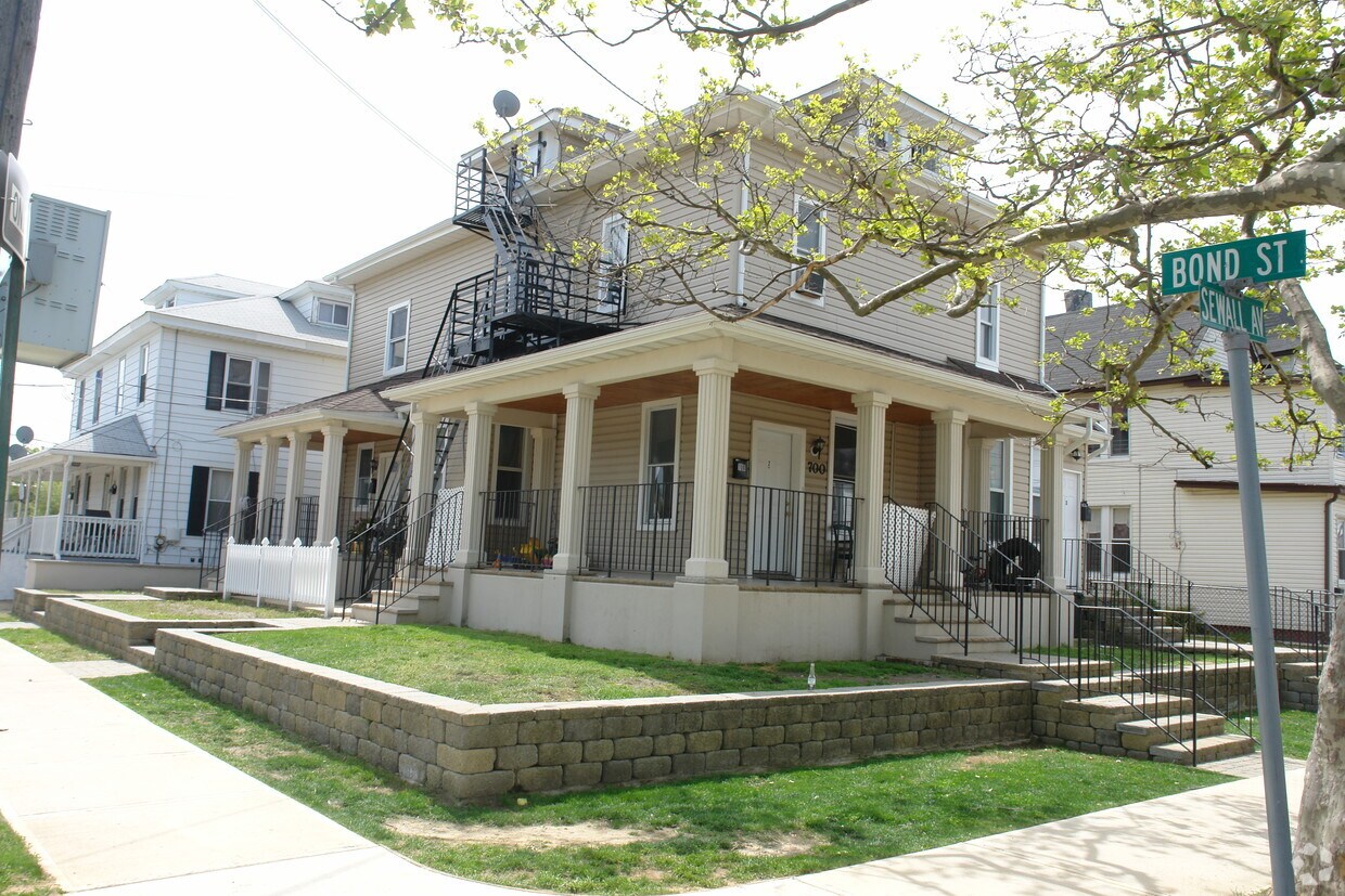 Building Photo - 611 Bond St
