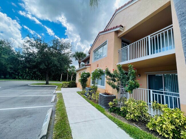 Building Photo - 211 SW Palm Dr