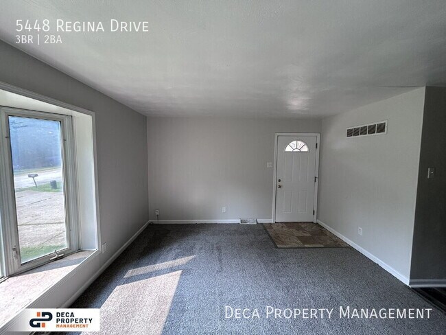 Foto del edificio - 5448 Regina Dr