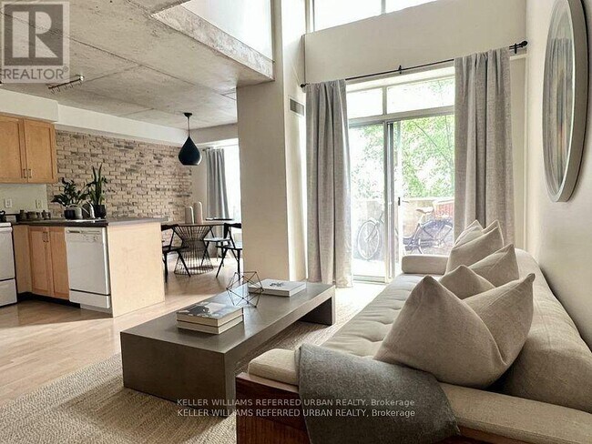 Building Photo - 800 King St W