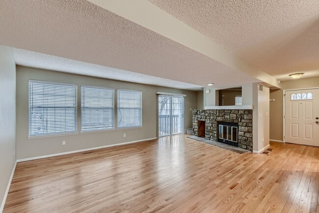Building Photo - 3 Bedroom 3 Bath in Littleton next to horseshoe park!!