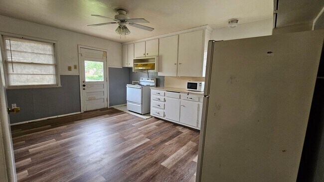 Building Photo - 3 bed 1 bath 1 car garage!