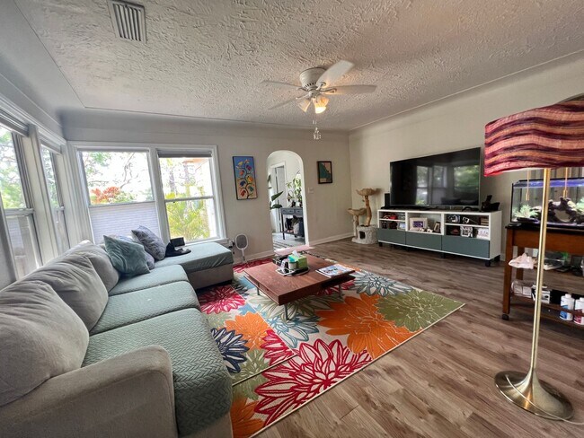 Building Photo - Gulfport charm 3/1 1 car garage