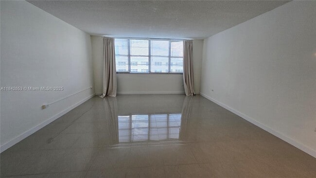 Building Photo - 999 Brickell Bay Dr