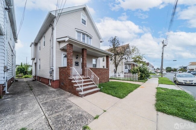 Building Photo - 107 Longfellow St