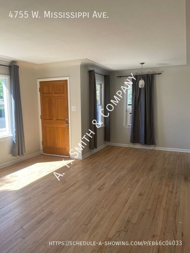 Building Photo - Large 4 Bedroom Ranch