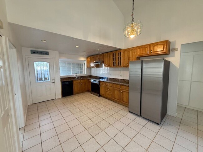 Foto del edificio - 3 Bedroom, 2 Bath Home with large yard and courtyard near Lake Cunningham Park...available now!