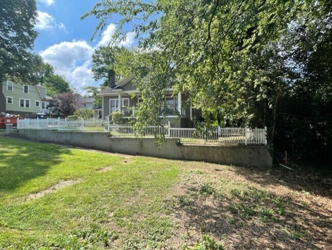 Foto del edificio - Introducing WesleyHeights401, a charming 3-bedroom, 2-bathroom house located in the heart of Char...