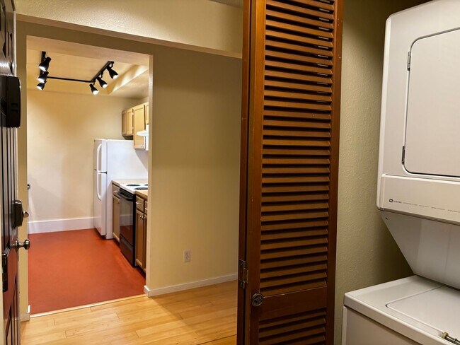 Foto del edificio - Maple Leaf Condo, 2 bedroom, 2 bath