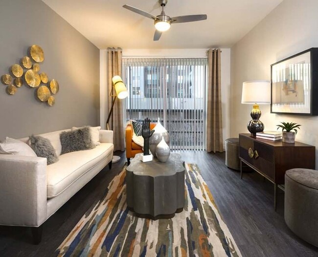 Sala de estar con suelo de imitación madera - The Grand at Legacy West