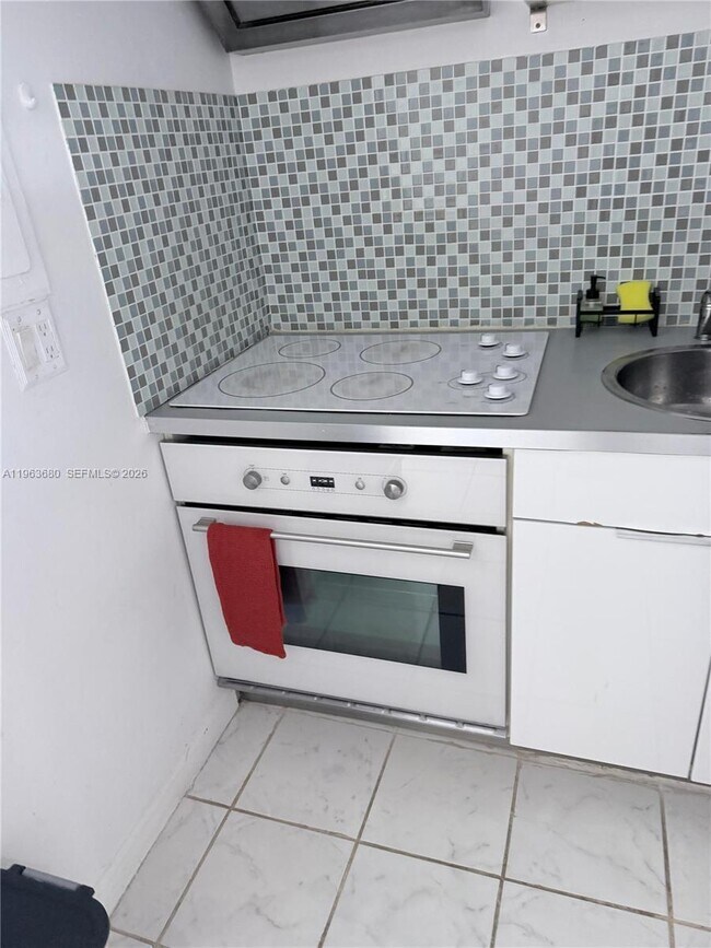 Foto del edificio - 7904 West Dr