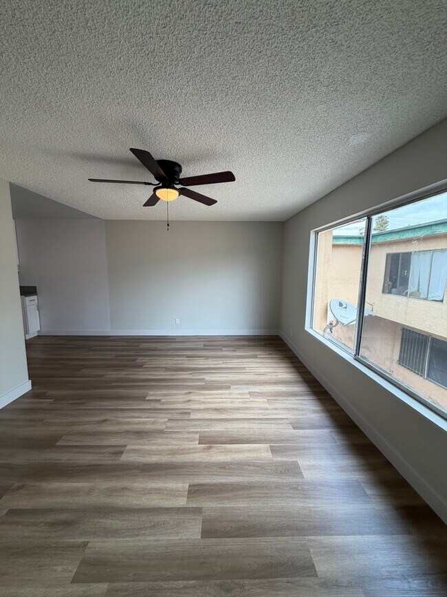 Building Photo - 1207 W 39th Pl