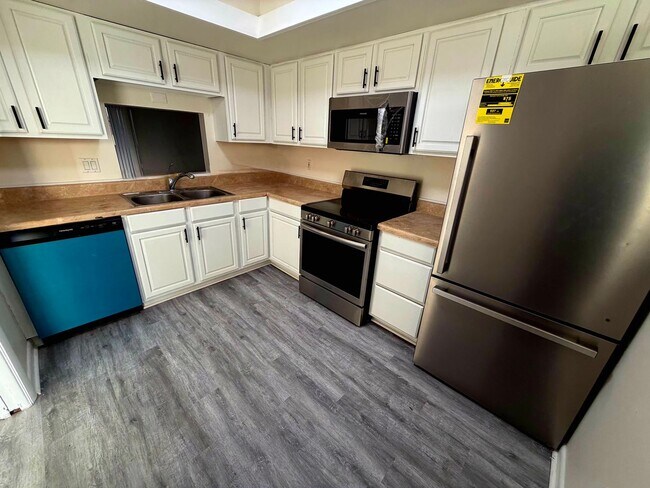 Building Photo - 2 Bedroom Condo in Gated ISLAND HOUSE