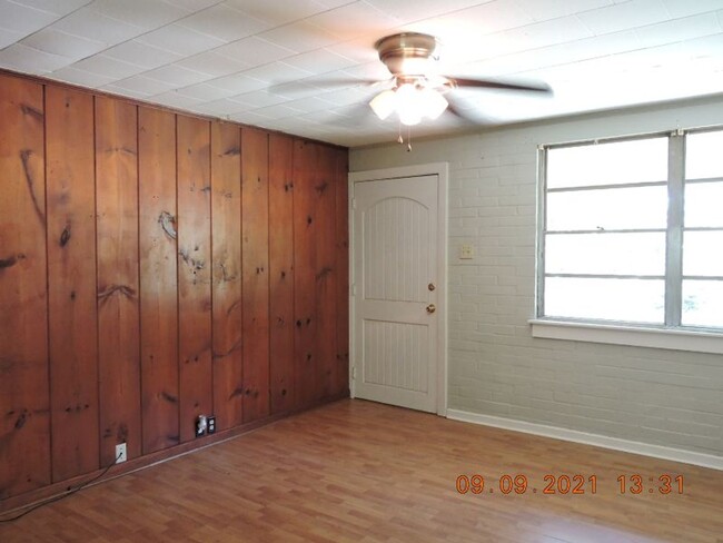 Building Photo - Great Location in MidCity - 3BR/1BA House ...