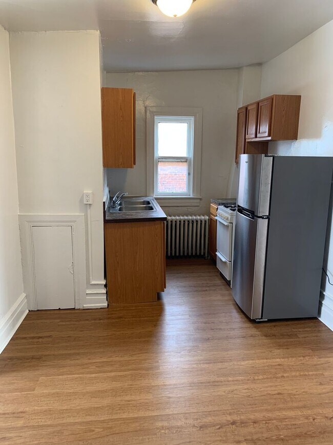 Building Photo - 3rd Floor 1 Bedroom Apartment-East End of ...
