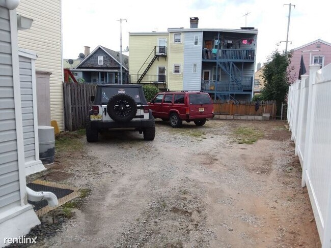 Foto del edificio - 1 br, 1 bath House - 15 Highland Ave