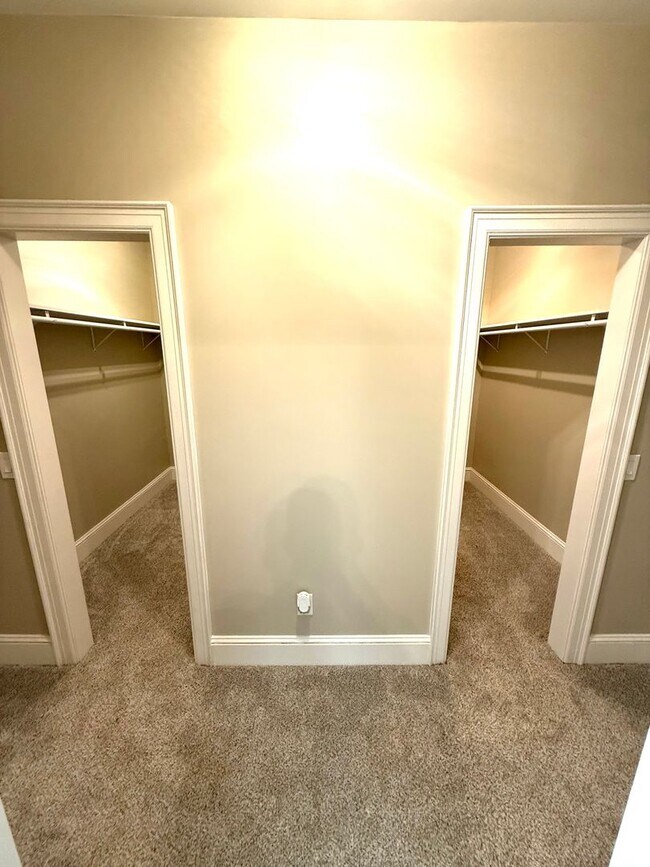 Foto del edificio - ** 4 Bed 3 Bath located in Old Cloverdale ** Call 334-366-9198 to schedule a self-tour