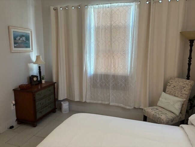 Foto del edificio - 2-bedroom 1 bath garage apartment with a garage parking space!!