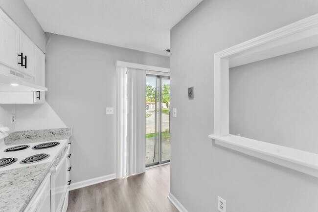 Building Photo - *NEWLY RENOVATED* 2 Bedroom Townhouse in Downtown Spartanburg