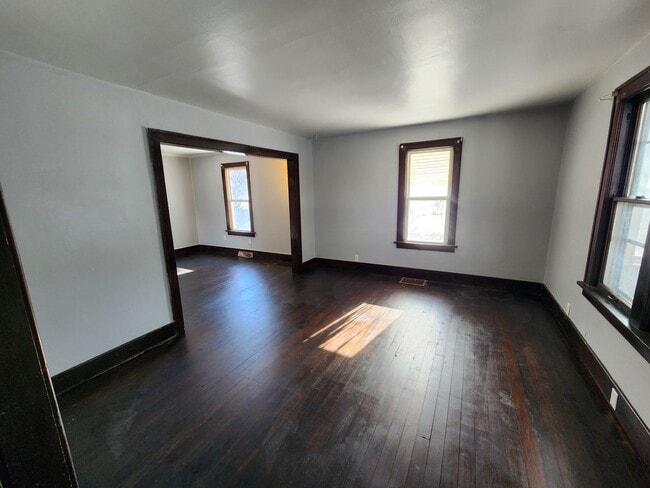 Building Photo - 3 Bedroom Home with 2 Car Detached Garage in East Moline