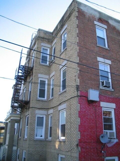 Primary Photo - 2 Rose St