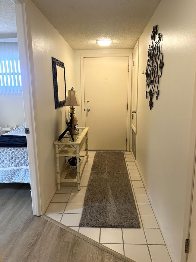 Foto del edificio - 2BR/2BA Ground Level Condo in Venice Ave C...