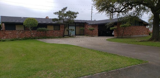 Foto del edificio - 3900 Lakeshore Dr