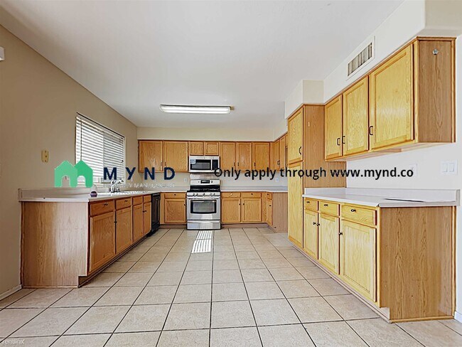 Building Photo - 4 br, 3 bath House - 10791 W Mountain View Dr