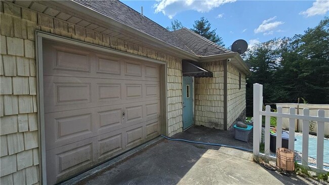 Building Photo - 18 Lake Ridge Rd