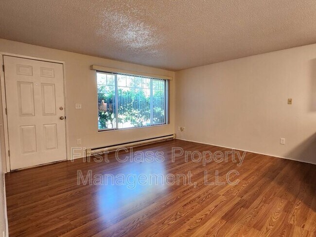 Building Photo - 5704 SW Beaverton Hillsdale Hwy