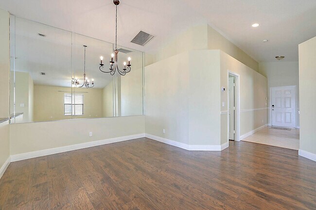 Building Photo - 832 NW Greenwich Ct